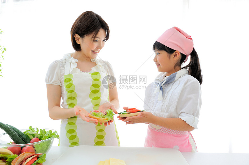 妈妈教孩子制作料理图片