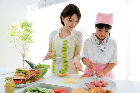 小女孩和母亲在做西餐食物图片