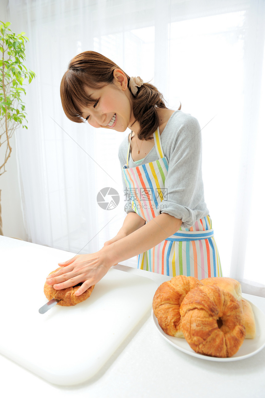 年轻家庭主妇制作料理早餐图片