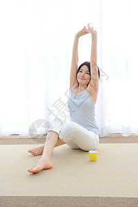 年轻女性居家锻炼瑜伽放松图片