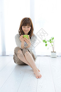 年轻女性居家休闲喝茶图片
