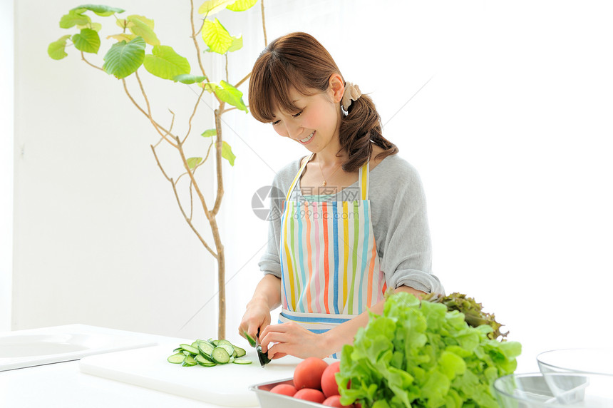 年轻家庭主妇处理蔬菜图片