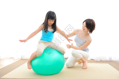 母女居家瑜伽球锻炼图片