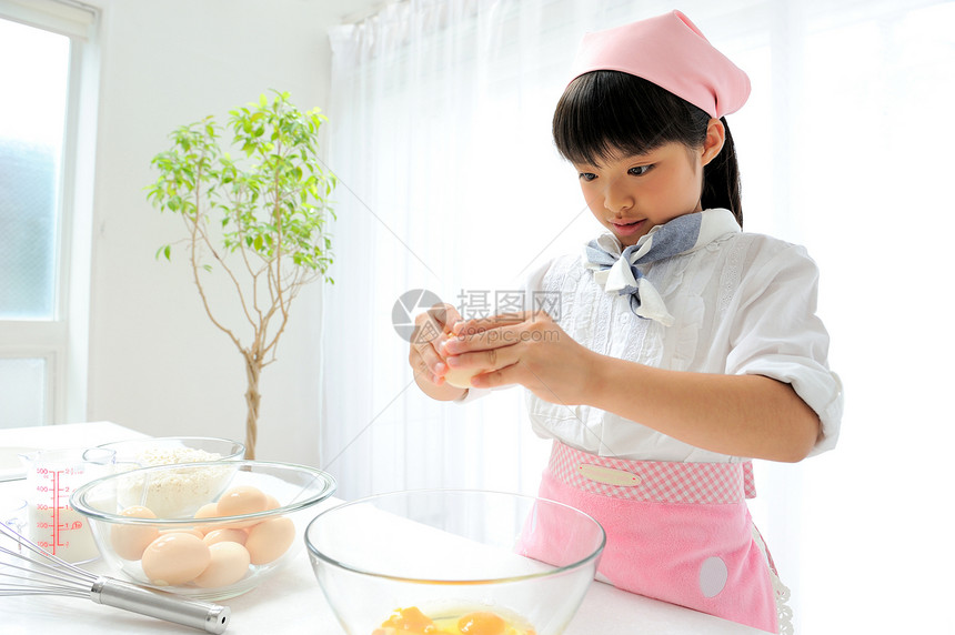 小女孩学习制作料理图片