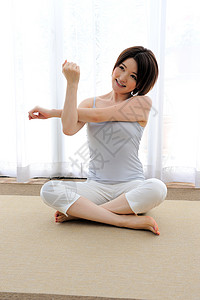年轻女性居家锻炼瑜伽图片