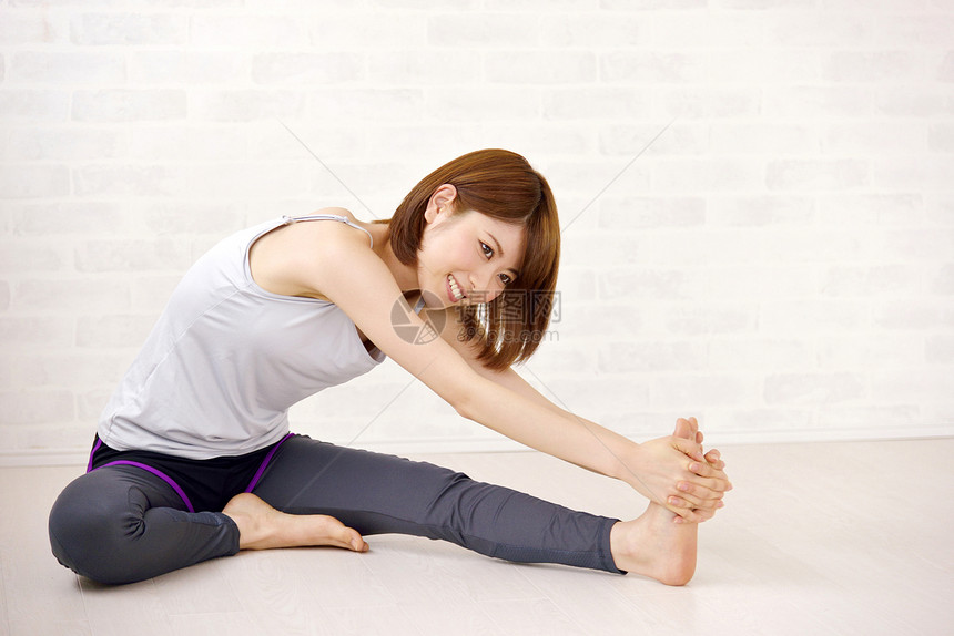 做瑜伽锻炼的短发女性图片