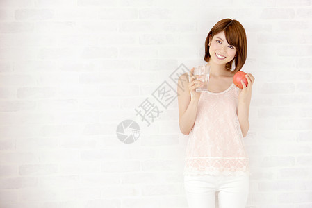内衣裤短发年轻女性喝水吃苹果背景