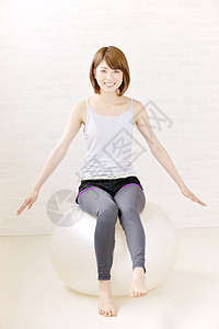 做瑜伽球锻炼的短发女性图片