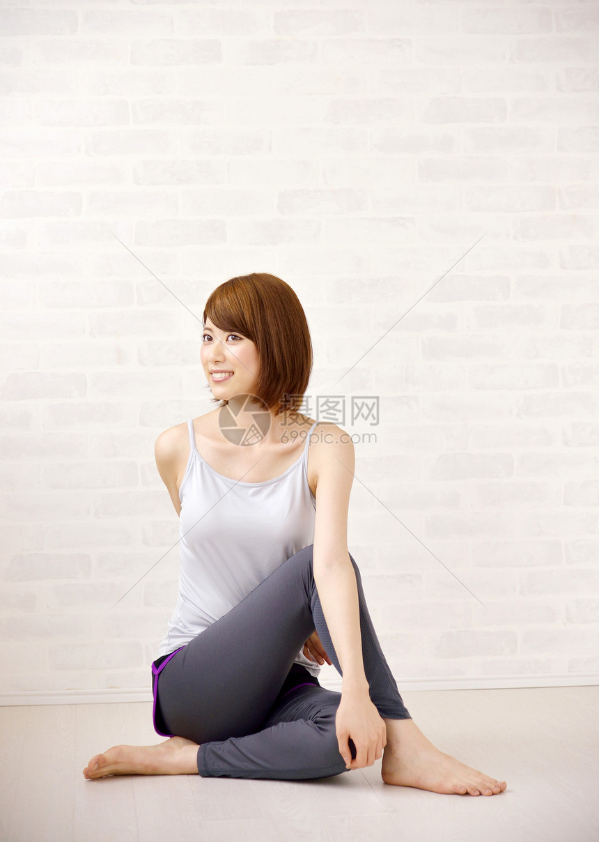 瑜伽锻炼的年轻女性图片
