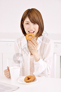 笑着吃甜甜圈的美女图片