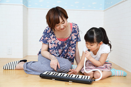 教女儿弹电子琴的母亲图片