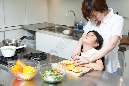居家厨房烹调的儿童和妈妈图片