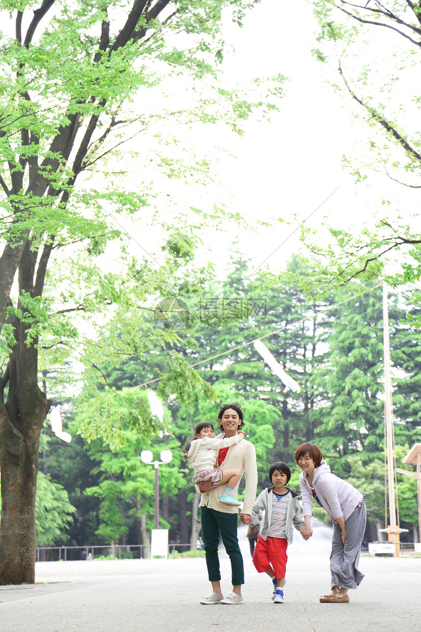 家庭出游在公园散步图片