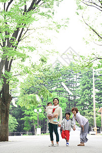 家庭出游在公园散步图片