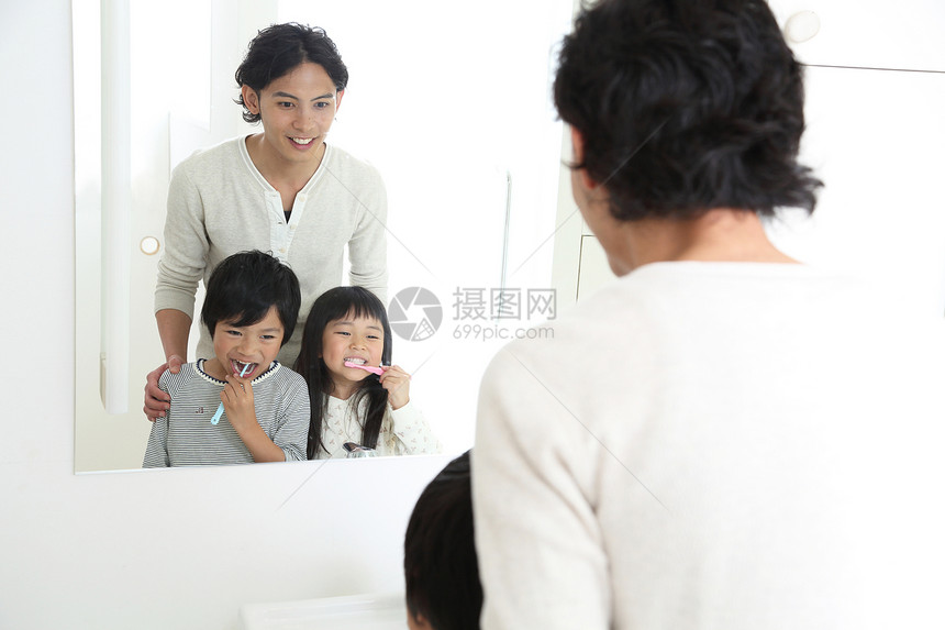 父亲陪孩子们在刷牙图片