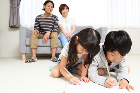 一家四口孩子们在地上写字画画图片