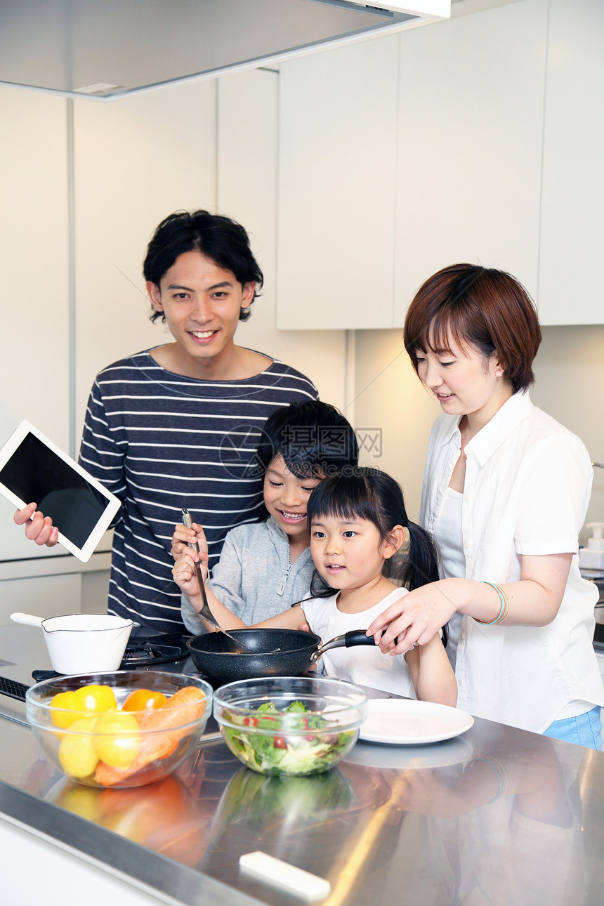 厨房里做饭的一家四口图片