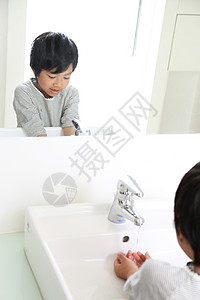 洗手的小男孩图片