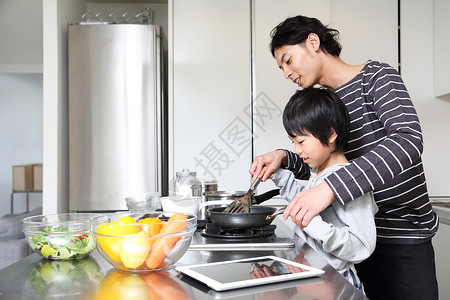 教孩子做饭的父亲图片