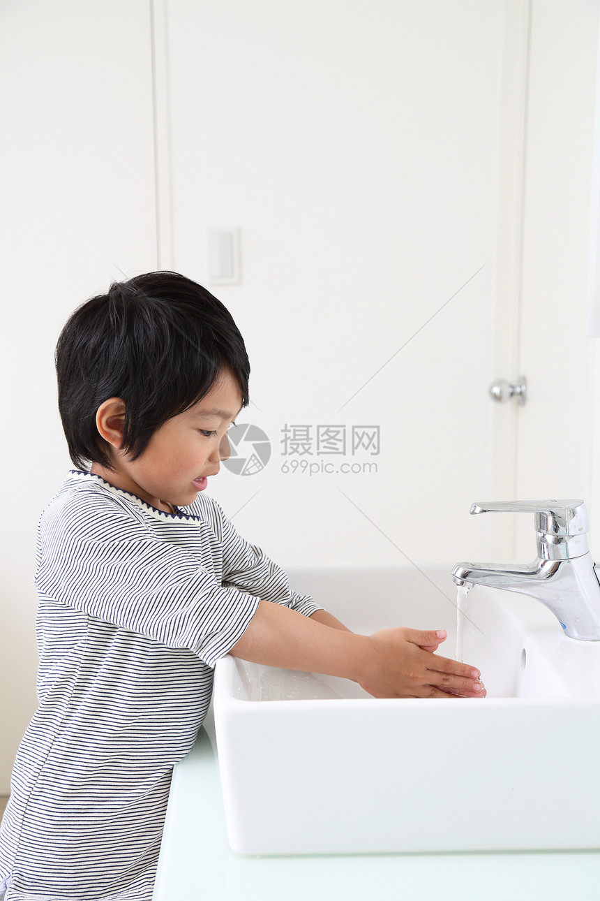 认真洗手的小男孩图片