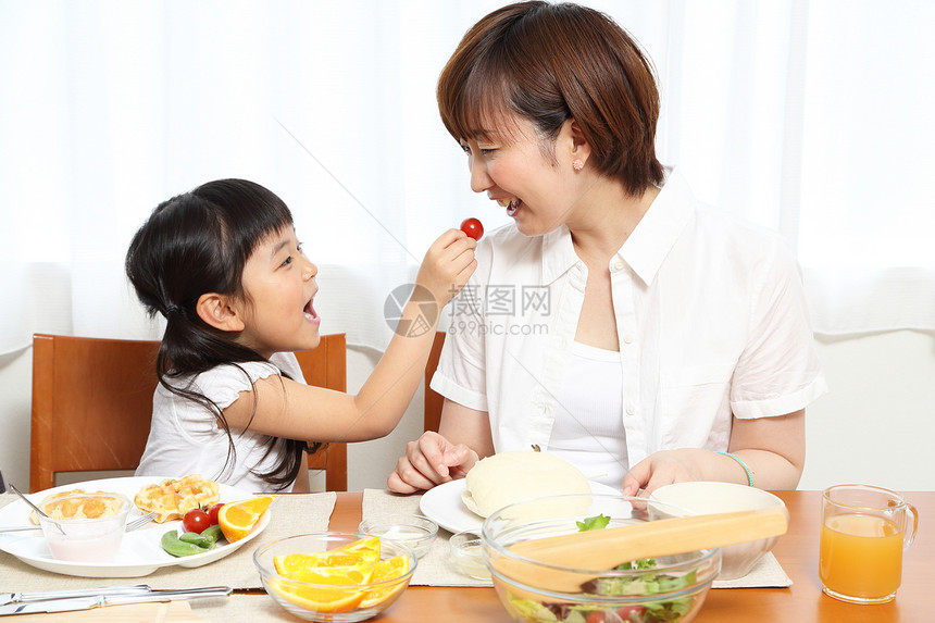 女儿喂母亲吃水果图片