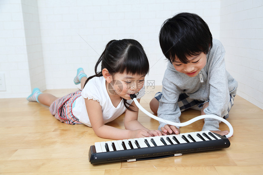 玩电子琴的兄妹图片
