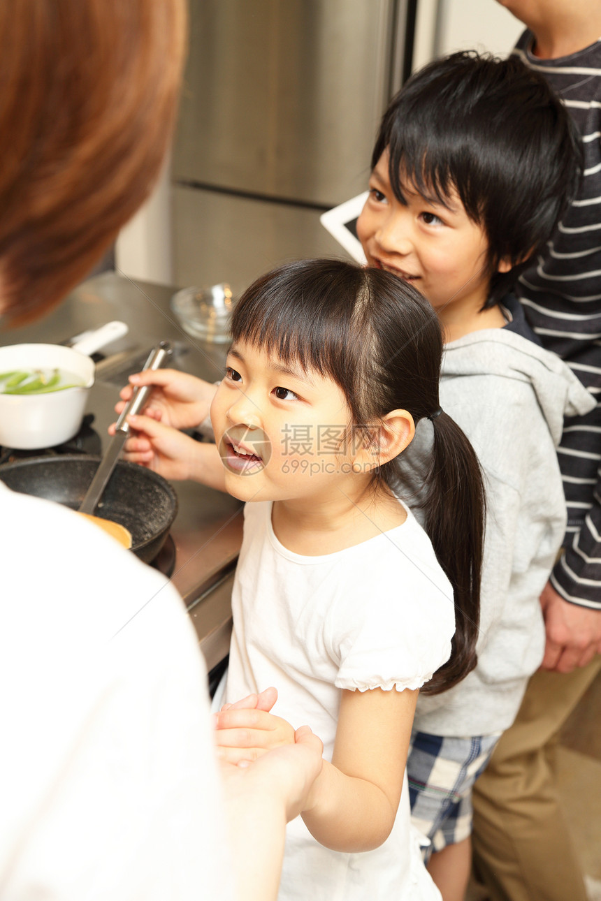 厨房里陪父母做饭的孩子图片