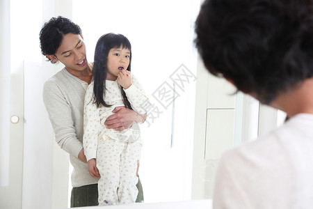 早晨父亲抱着女儿刷牙图片