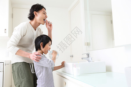 父亲在和儿子一起刷牙图片