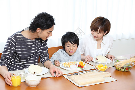 家庭成员在餐桌上就餐图片