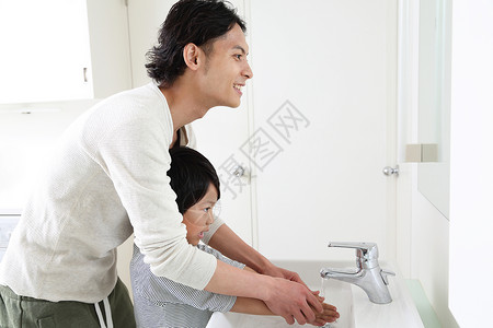 父亲在陪儿子洗手图片