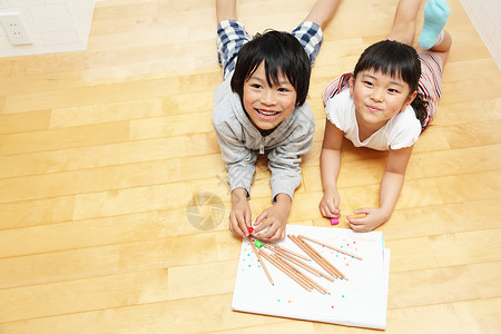 孩子们在地板上绘画图片