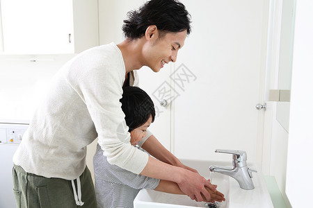父亲在帮儿子洗手图片