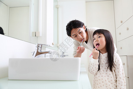 父亲在陪女儿刷牙图片
