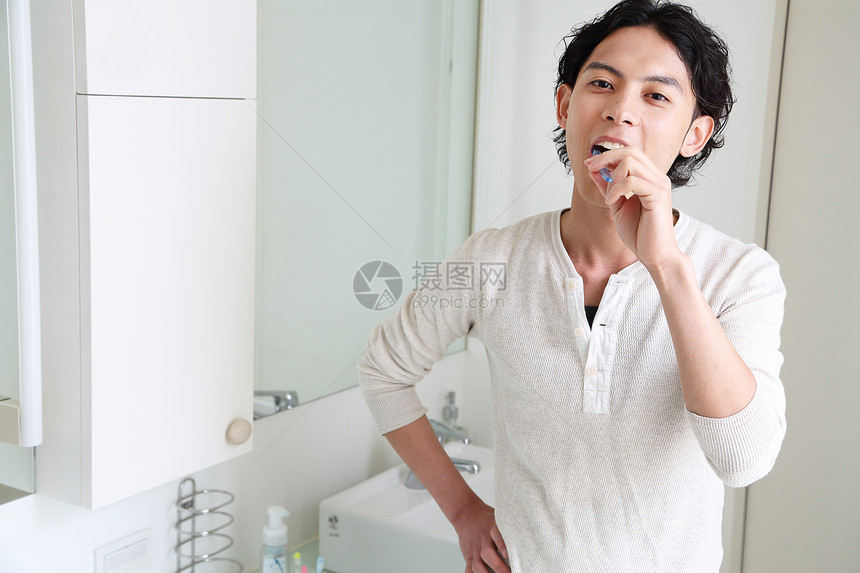 男人在刷牙图片