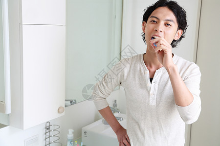 男人在刷牙图片
