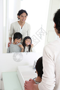 父亲陪孩子们在刷牙图片