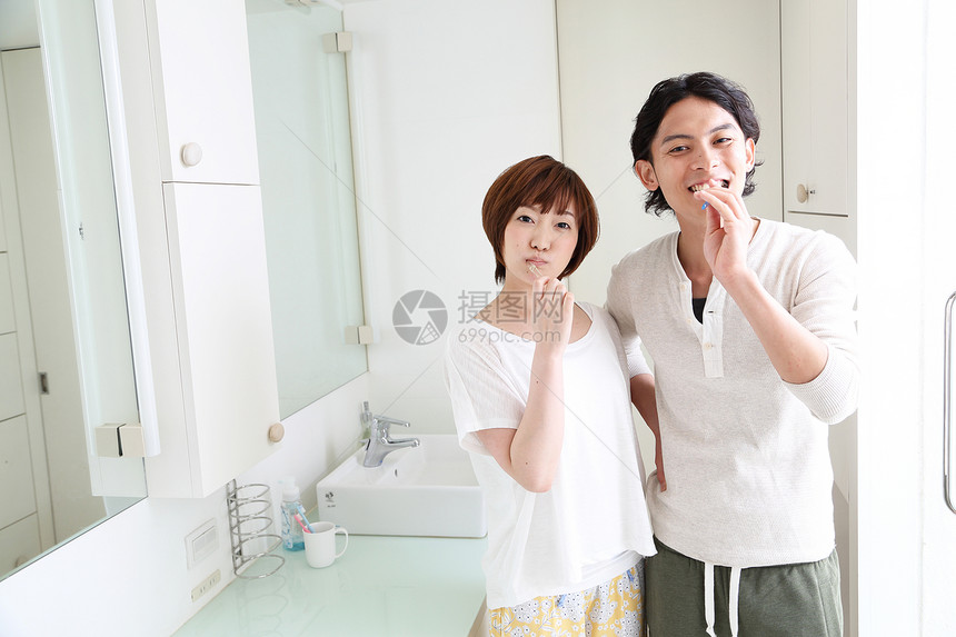 夫妻在洗手间刷牙图片
