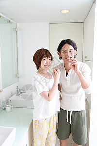 夫妻在卫生间刷牙图片