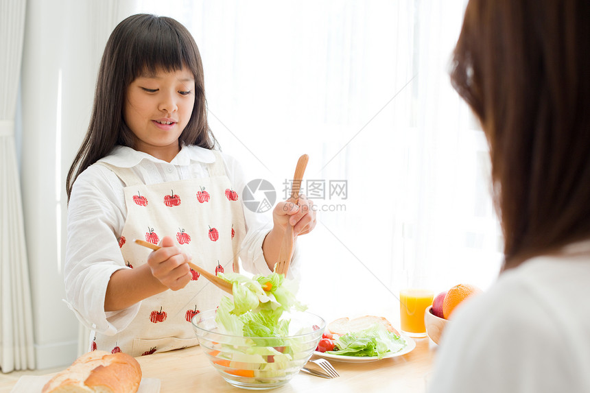 小女孩在拌沙拉图片