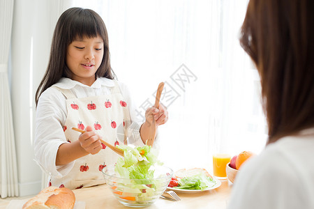 小女孩在拌沙拉图片