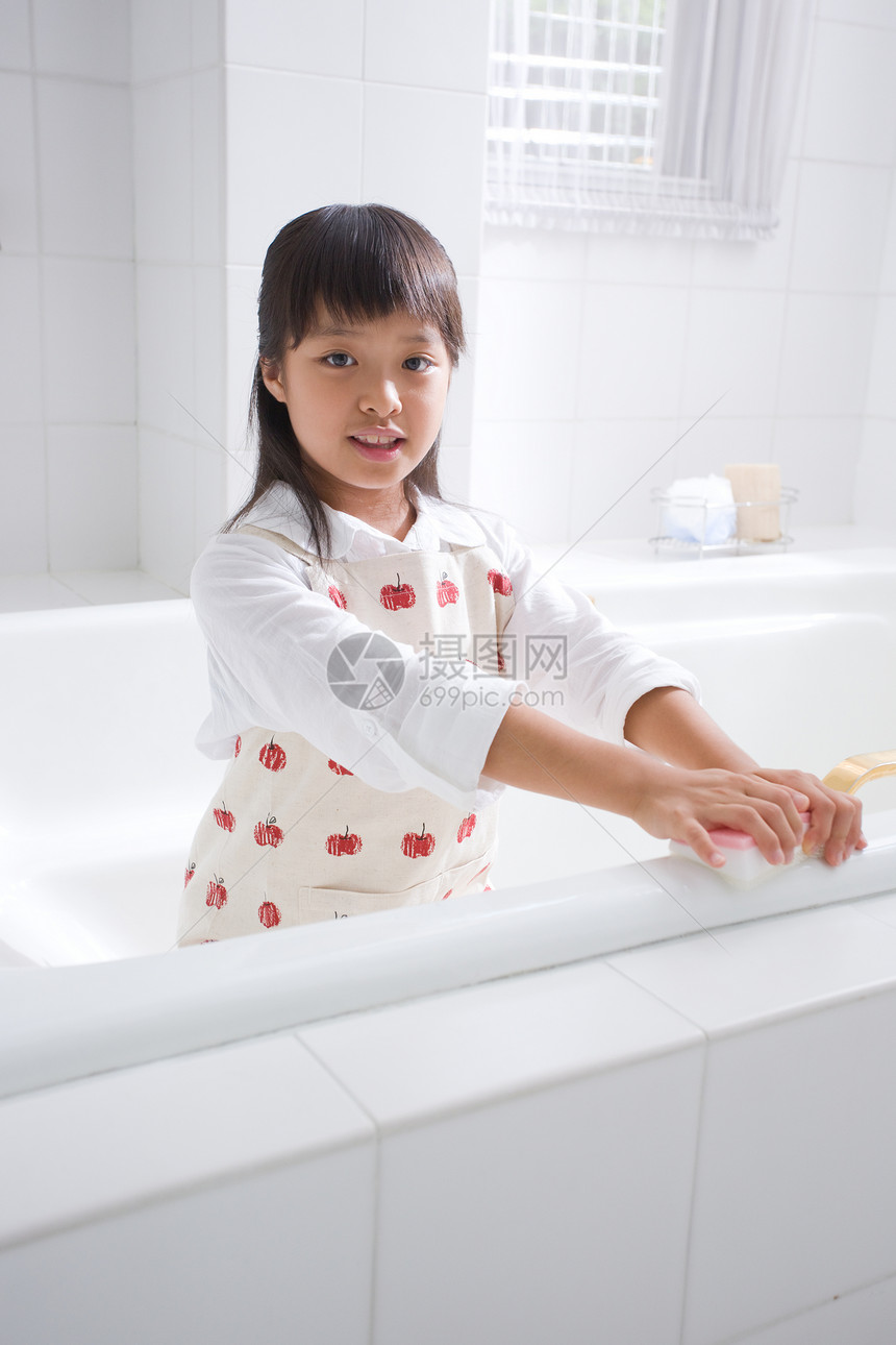 小女孩在清洁浴缸图片