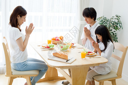 一家人在餐前祷告图片