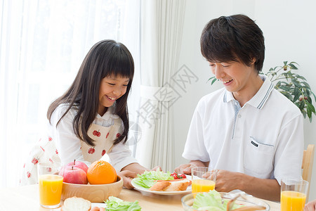 小女孩和父亲在吃水果图片