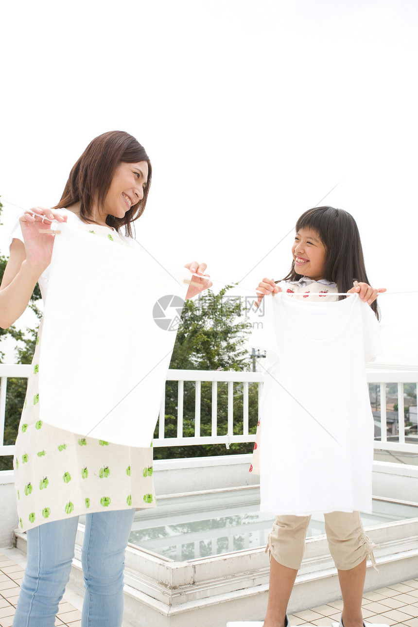 母女在户外晾晒衣服图片