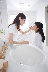 母亲和小女孩在刷牙图片