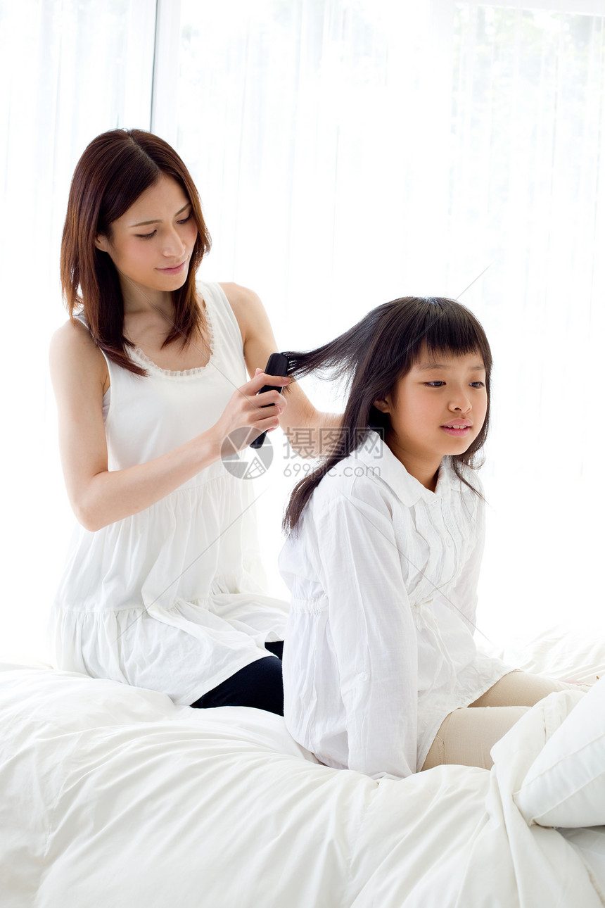 母亲给女儿梳头发图片