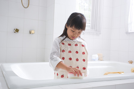 独自打扫浴缸的小女孩图片