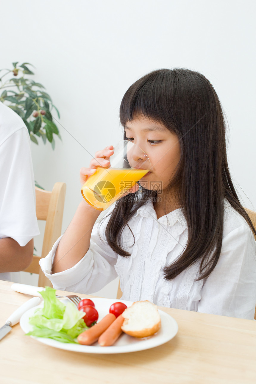 小女孩居家用餐图片