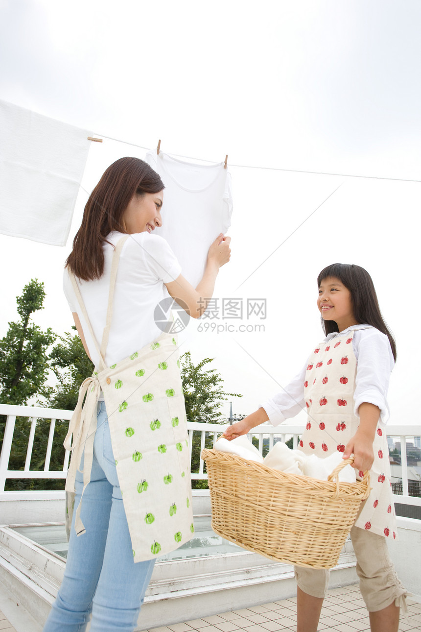 女儿与妈妈在天台晾晒衣物图片